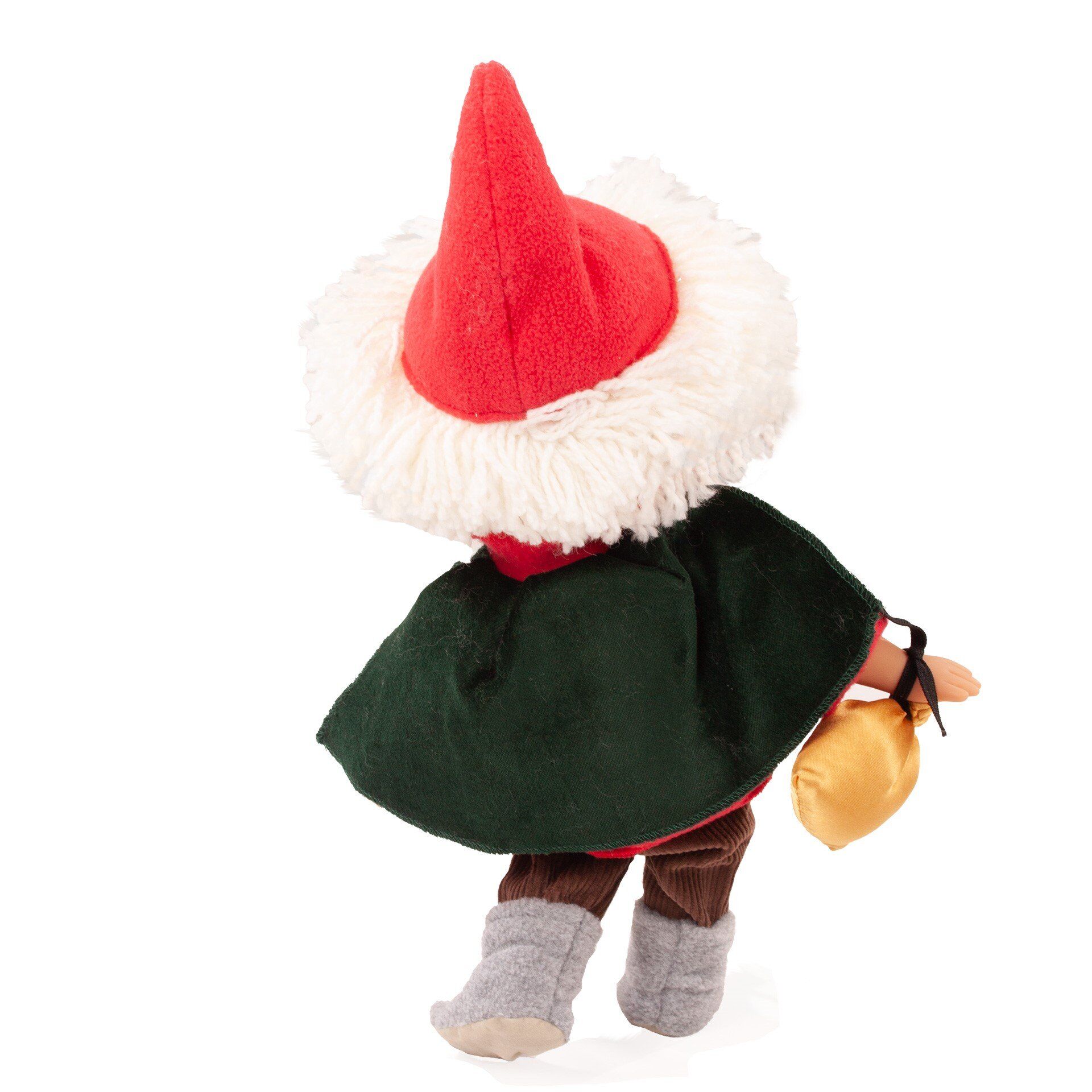 Eine Sandmann-Puppe steht aufrecht und blickt von hinten. Sie trägt eine rote Zipfelmütze, einen weißen, flauschigen Bartkragen, einen grünen Umhang, braune Kleidung, graue Socken und hält einen goldfarbenen Säckchen in der Hand.