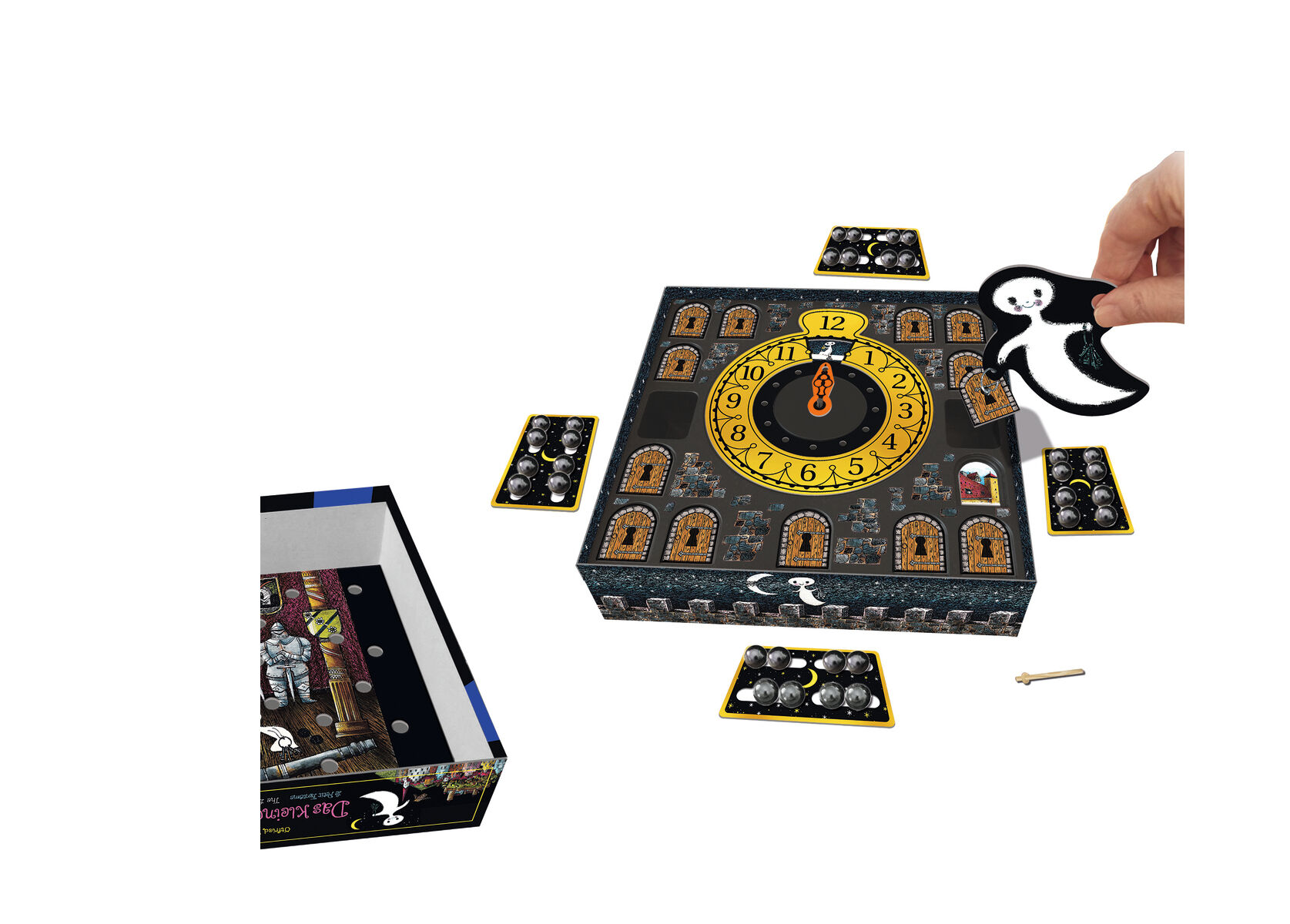 Foto vom Brettspiel »Das kleine Gespenst« zeigt einen offenen Spielkarton, einen quadratischen Spielplan mit einer großen gelben Uhr in der Mitte und kleinen Geisterfiguren sowie Spielkarten. Eine Hand hält eine Gespensterfigur. Das Spiel ist liebevoll illustriert und wirkt fantasievoll.