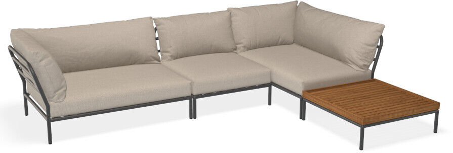 Loungesessel »LEVEL 2«: Modernes Ecksofa mit beigen Polstern, schwarzem Stahlrahmen und einem integrierten niedrigen Tisch mit brauner Holzoberfläche. Geeignet für Innen- und Außenbereich.