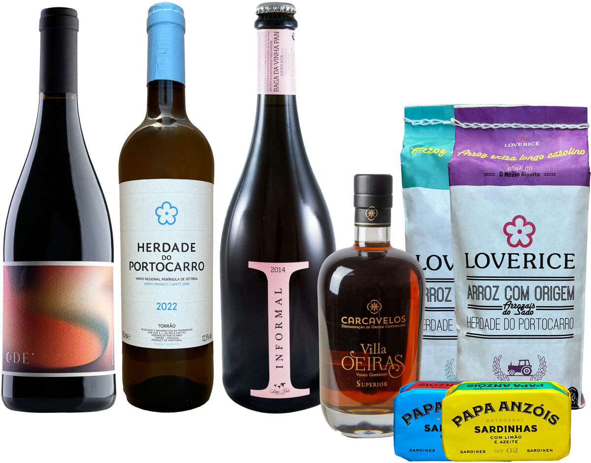 Dieses Bild zeigt das Produkt 'Wein- & Feinkost-Paket Portugal', welches verschiedene portugiesische Weine, Spirituosen und Delikatessen enthält. Die Flaschen und Verpackungen sind in verschiedenen Farben wie Rot, Weiß, Schwarz, Blau, Gelb und Gold gestaltet.