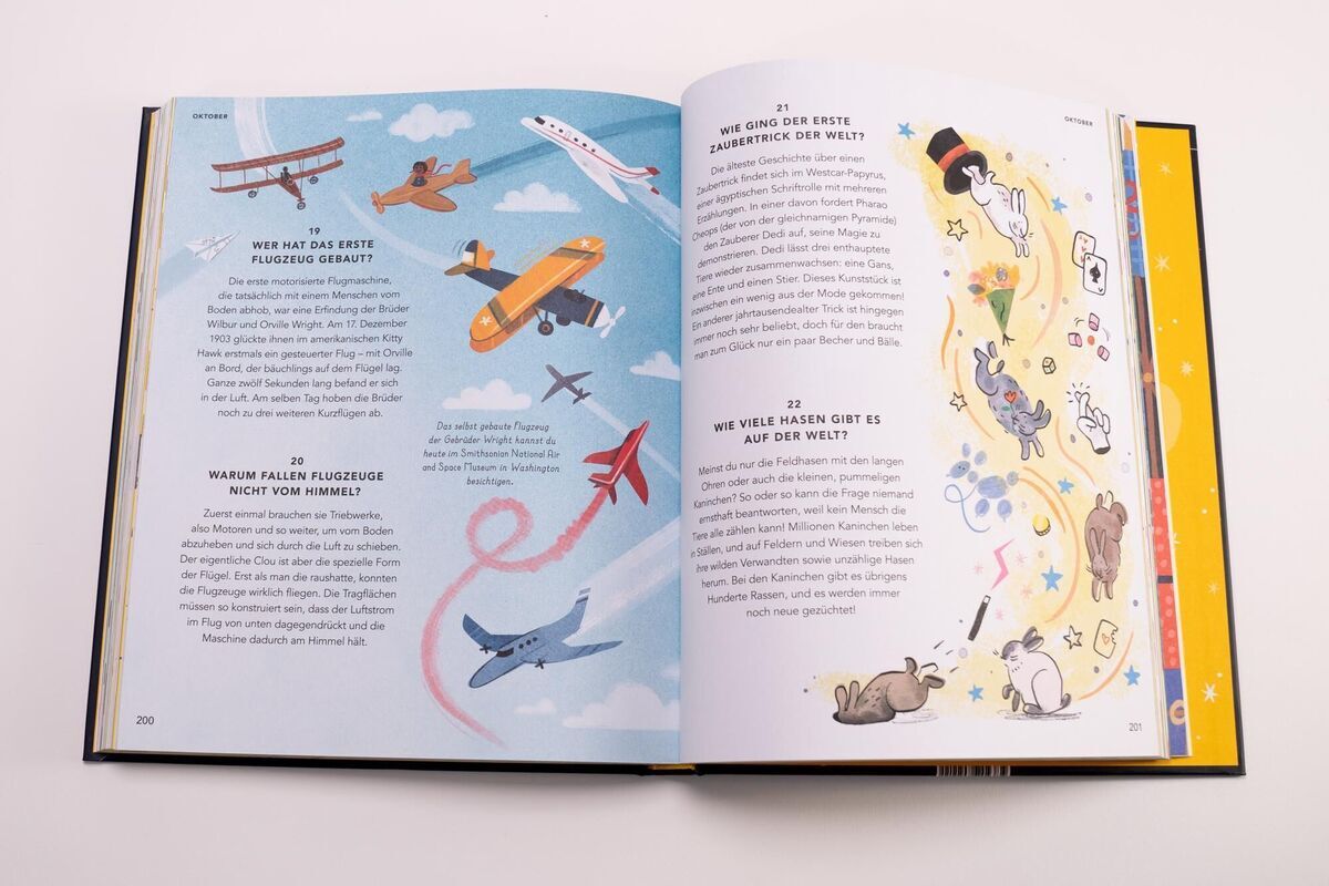 Ein aufgeschlagenes Kinderbuch mit bunt illustrierten Seiten. Links sind verschiedene Arten von Flugzeugen abgebildet, rechts verschiedene Tiere und Objekte, die in den Himmel schweben.
