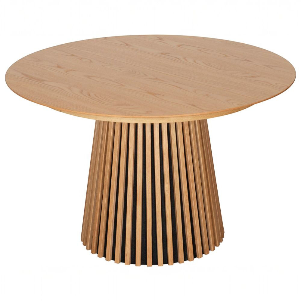 Freigestellter runder Dining-Tisch »Oria 120cm« von bene living auf weißem Grund. Die flache, naturfarbene Eichenholzplatte zeigt eine sichtbare, feine Maserung und eine sanft gerundete Kante. Ein konisch nach unten breiter werdender Sockel aus dicht gesetzten vertikalen Holzlamellen trägt die Platte; schwarze Zwischenräume betonen die Struktur.