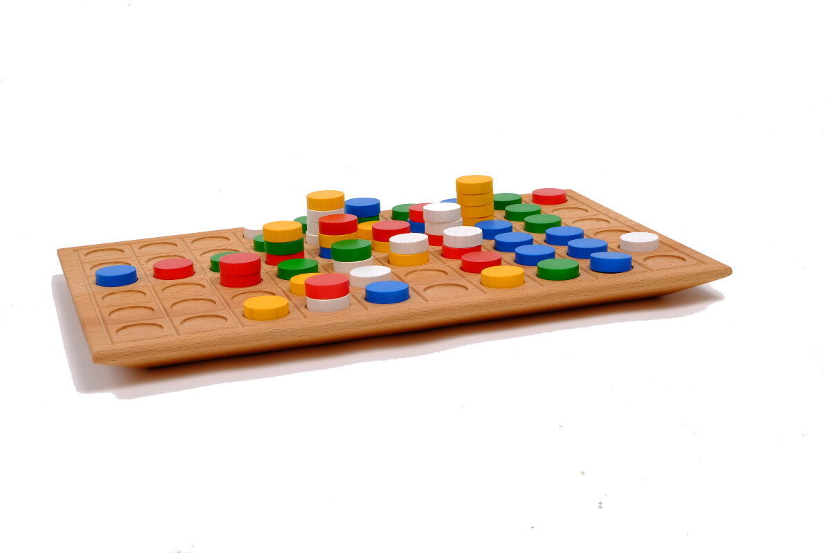 Ein Brettspiel mit einem Holzbrett, das eine Rasterstruktur hat und auf dem bunte Spielsteine in den Farben Rot, Blau, Gelb und Grün angeordnet sind. Geeignet für Kinder und ideal für Lern- und Spielaktivitäten.