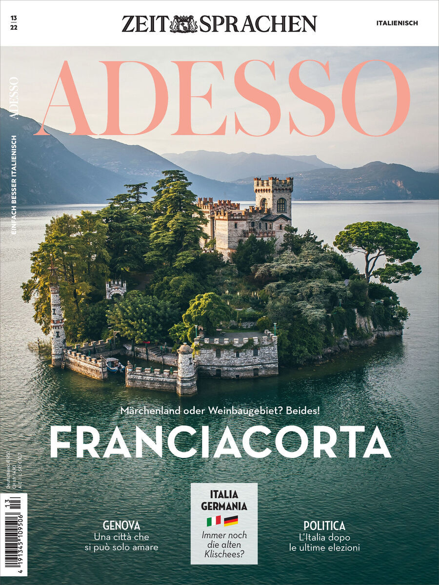 Titelbild der Zeitschrift 'Adesso Heft 13/2022' mit einer Luftaufnahme von Franciacorta, einer italienischen Landschaft mit einer Insel, umgeben von Wasser und Bergen im Hintergrund. Oben ist der Titel in Rot geschrieben und darunter verschiedene Artikelüberschriften.