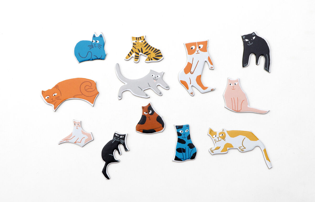 Ein Puzzle mit mehreren Katzenzeichnungen in verschiedenen Farben und Posen auf einem weißen Hintergrund. Das Puzzle zeigt Katzen in Blau, Orange, Grau, Schwarz, Weiß, Braun und Gelb.