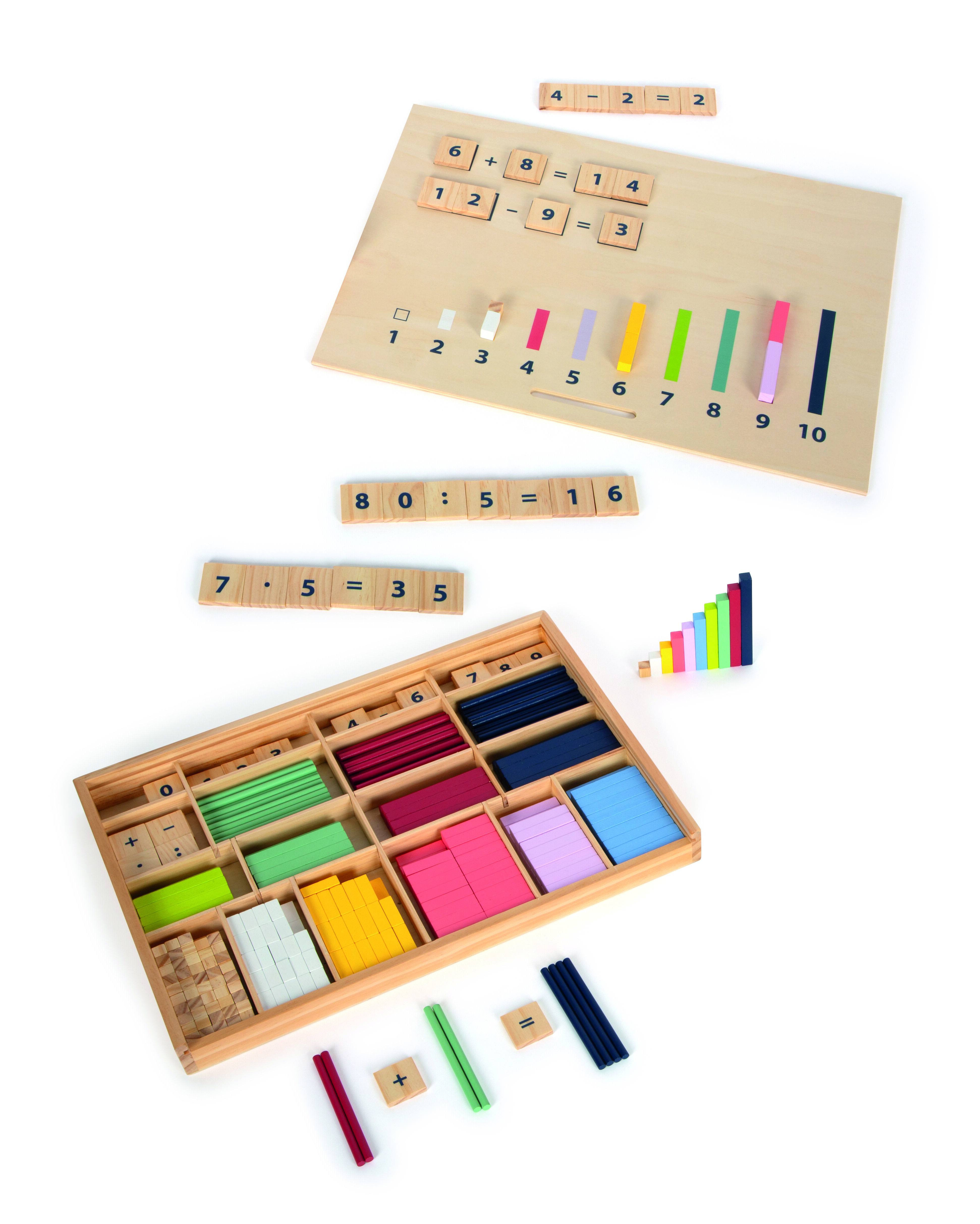 Eine Holzbox mit verschiedenen bunten Rechenstäbchen, Zahlen- und Rechenzeichenplättchen sowie eine Holztafel zum Legen von Rechenaufgaben. Das Lernspielzeug eignet sich ideal für Kinder zum Erlernen grundlegender Mathematik und Rechenarten. Verschiedene farbige Stäbchen repräsentieren Zahlen von eins bis zehn.