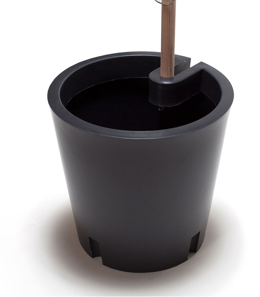 Ein schwarzer mobiler Pflanzkübel in runder Form, der für große Pflanzen geeignet ist. Der Kübel hat Öffnungen am Boden und eine Vertiefung an einer Seite.