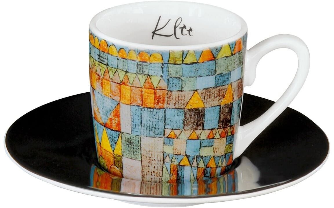 Set mit vier espressotassen, verziert mit bunten mustern nach kunstwerken von Paul Klee. Jede tasse ist auf einer schwarzen untertasse platziert und zeigt farbenfrohe quadratische und dreieckige muster in blau, gelb, orange und grün. Das wort 'Klee' ist am inneren rand der tasse zu sehen.