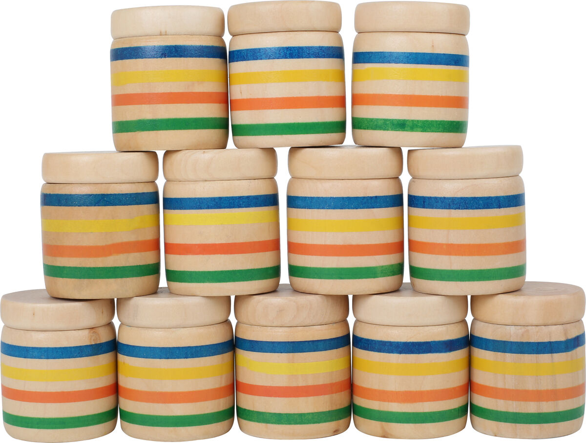 Das Bild zeigt ein farbenfrohes Hör-Memo-Spiel aus Holz für Kinder. Es besteht aus mehreren kleinen Holzgefäßen, die horizontal aufeinander gestapelt sind. Jeder Behälter hat bunte, horizontale Streifen in Blau, Grün, Gelb und Orange.