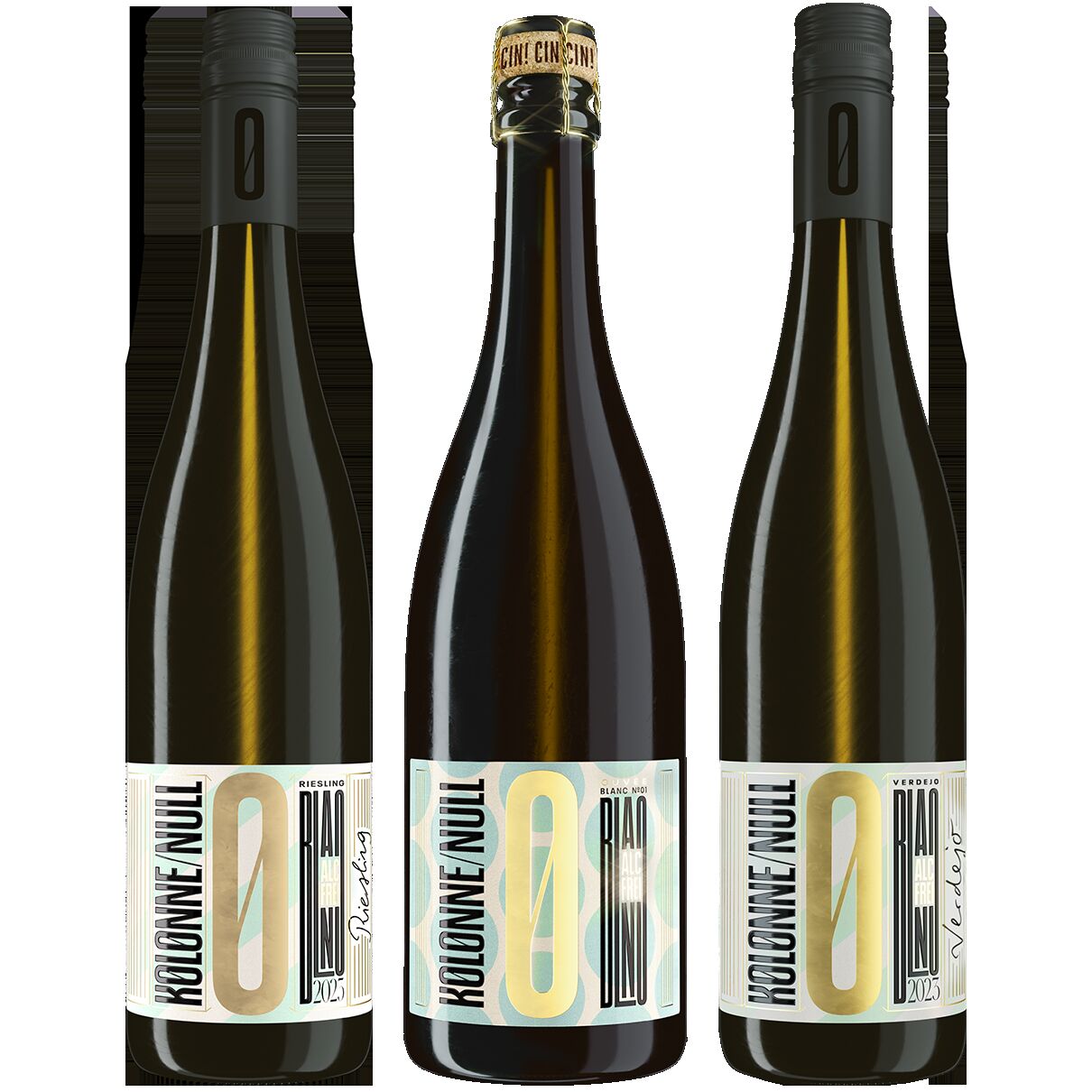 Drei Flaschen alkoholfreier Wein der Marke ZEIT-Selektion »Try Dry II« mit schwarzen Verschlüssen und weißen Etiketten mit goldenen Akzenten. Ideal für festliche Anlässe und als alkoholfreie Alternative.