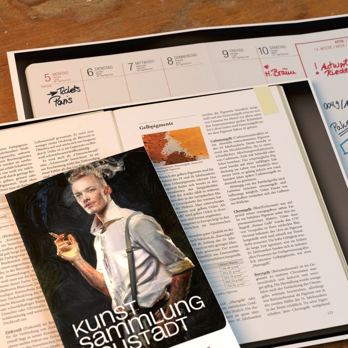 Ein Krimi-Spiel mit dem Titel »Akte Mord - Die Spur der Bilder« liegt auf einem Tisch. Das Cover zeigt einen jungen Mann in einem weißen Hemd. Im Hintergrund ist ein weiteres Bild und ein Kalender zu sehen. Das Spiel scheint spannend und dramatisch zu sein, geeignet für einen unterhaltsamen Spieleabend.