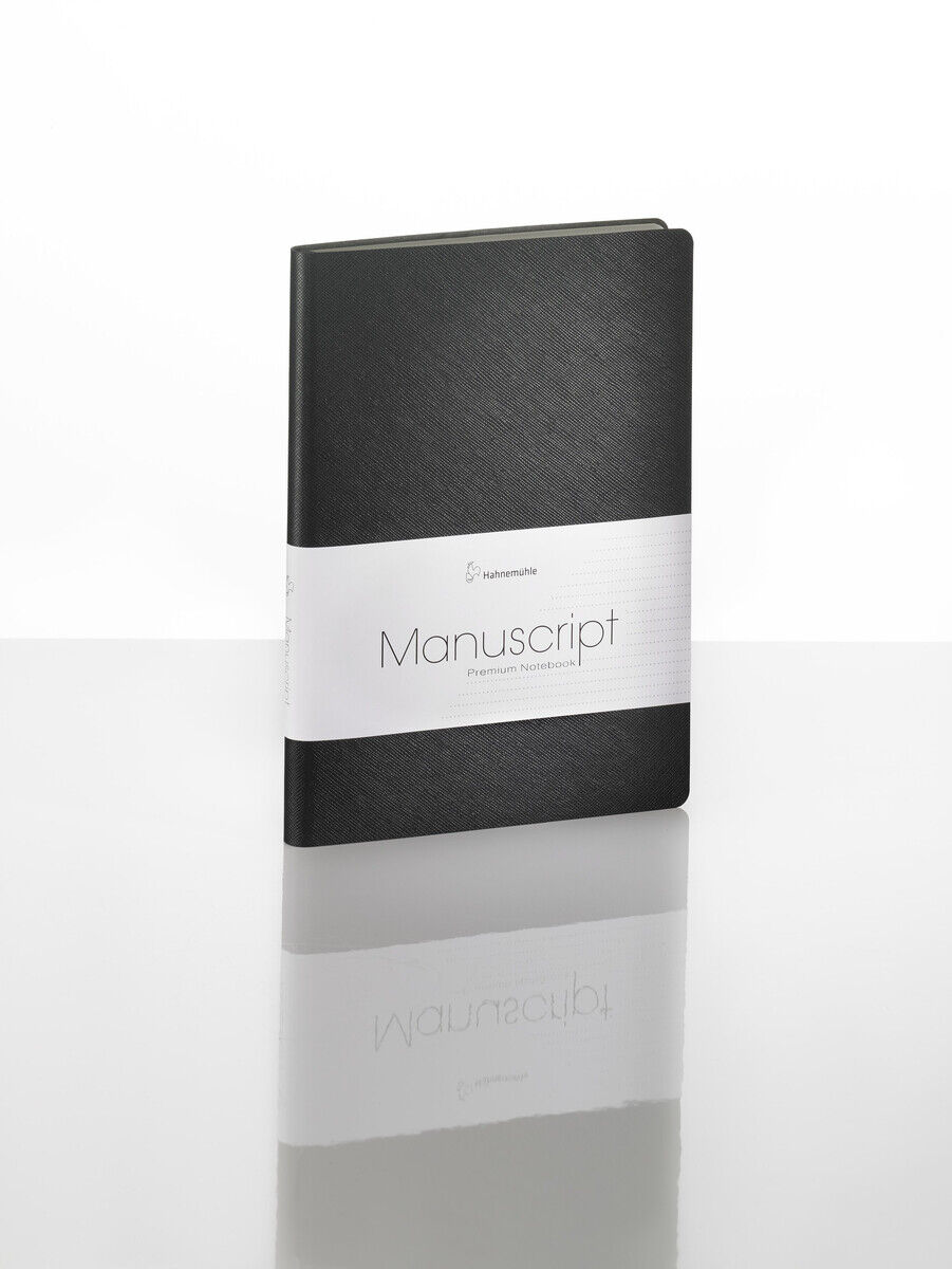 Ein schwarzes Notizbuch im DIN-A5-Format mit der Aufschrift »Manuscript«. Das Buch hat ein schlichtes, professionelles Design und befindet sich auf einer reflektierenden weißen Oberfläche.