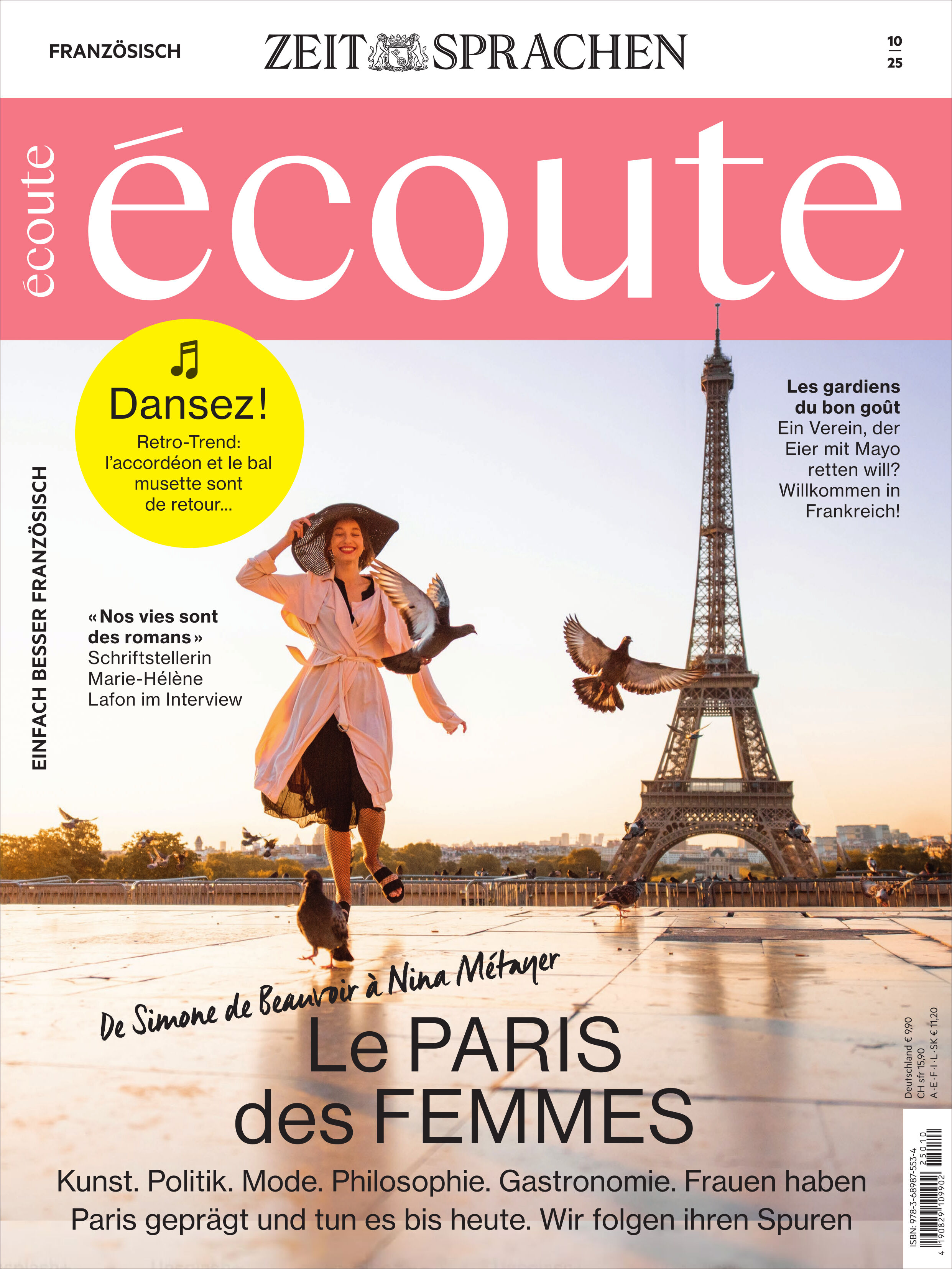 Titelbild des Écoute Magazins Ausgabe 10/2025 mit einer lächelnden Frau im Sommerkleid und Hut, die vor dem Eiffelturm in Paris tanzt. Der Hintergrund zeigt die Stadtlandschaft von Paris. Die Titelschrift ist groß und rosa, verschiedene Text- und Artikelankündigungen sind sichtbar. Das Cover betont französische Sprache, Frauen in Paris, Kultur, Kunst und Lebensfreude.