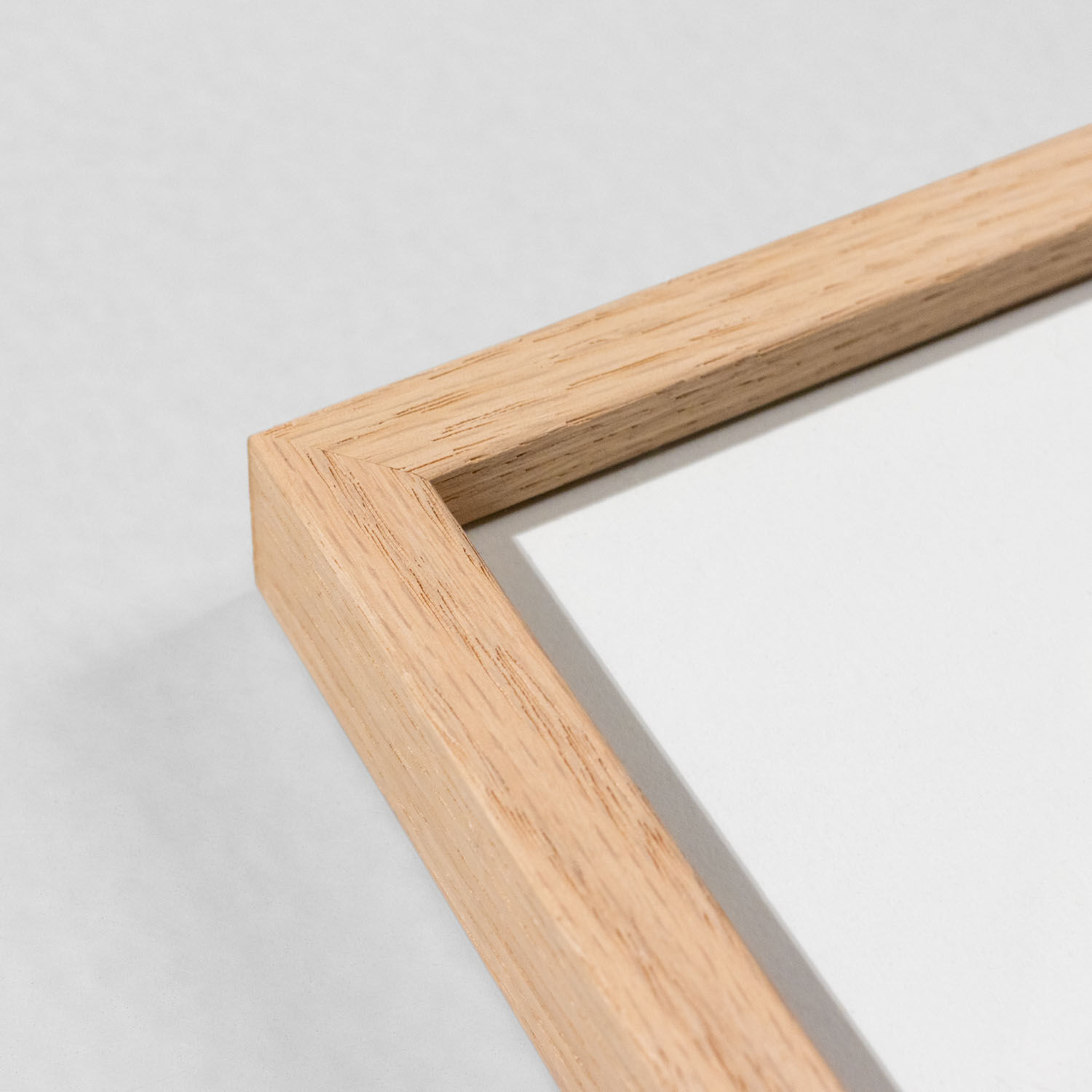 Ausschnitt eines Kunstdrucks »Bauhaus Archiv Berlin 1928« im Format 50x60 cm, präsentiert in einem schlichten Naturholzrahmen auf weißem Hintergrund. Das Bild zeigt minimalistisches Design und eignet sich als Wanddekoration für moderne Wohnräume oder Büros.