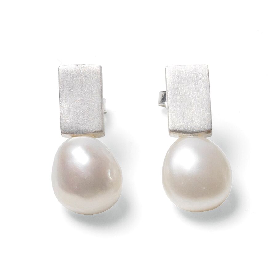 Ein Paar elegante Ohrstecker aus silberfarbenem, mattiertem Metall mit rechteckiger Form, auf denen je eine große, runde Perle in Weiß schimmert. Das Design wirkt modern und zeitlos und eignet sich ideal als Geschenk für stilbewusste Frauen.