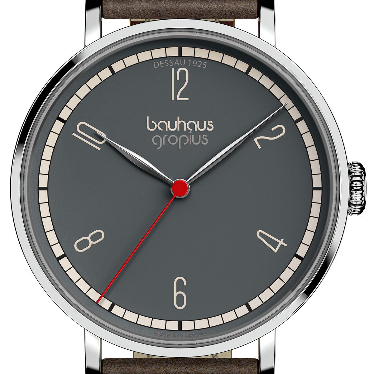 Abgebildet ist eine stilvolle, runde Armbanduhr der ZEIT-Sonderedition Walter Gropius »New Bauhaus Dessau 1925«. Die Uhr verfügt über ein minimalistisches, dunkelgraues Zifferblatt mit beigen Stundenmarkierungen, feinen silbernen Zeigern, einen roten Sekundenzeiger und ein silbernes Gehäuse mit seitlicher Krone. Das Armband ist aus braunem Leder. Die typische Bauhaus-Schrift und klare Gestaltungselemente heben das ikonische Design hervor.