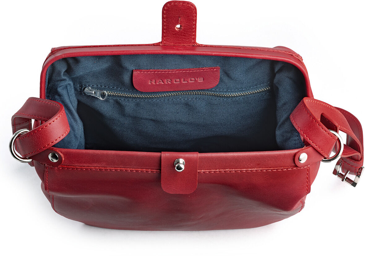Eine rote Lederhandtasche mit Klappverschluss und silbernen Ringen, die Innentasche ist blau mit einem Reißverschluss, geeignet für modische Ereignisse.