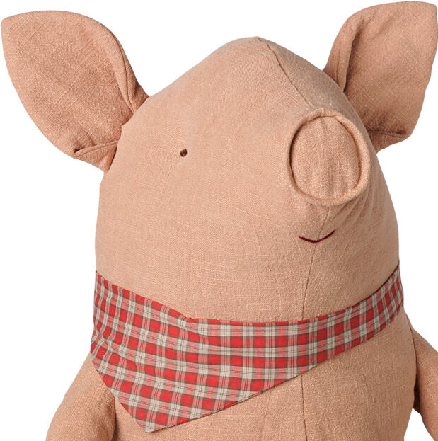 Freigestelltes Maileg-Kuscheltier »Großes Trüffelschwein« vor weißem Hintergrund: Ein großes, altrosafarbenes Stoffschwein aus leicht strukturiertem Gewebe mit zwei aufrechten Ohren, aufgenähter Rüsselscheibe, winzigem dunklem Auge und gesticktem lächelndem Mund. Um den Hals trägt es ein rot-grau-weiß kariertes Halstuch.