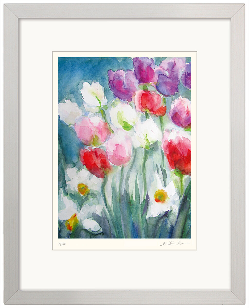 Ein gerahmtes Kunstwerk von Christine Kremkau aus einem Set von vier, das eine farbenfrohe Sammlung von Blumen in Aquarelltechnik zeigt. Die Blumen haben Farbtöne in Rot, Rosa, Weiß, Blau, Lila und Grün, und das Bild ist von einem weißen Passepartout umgeben.