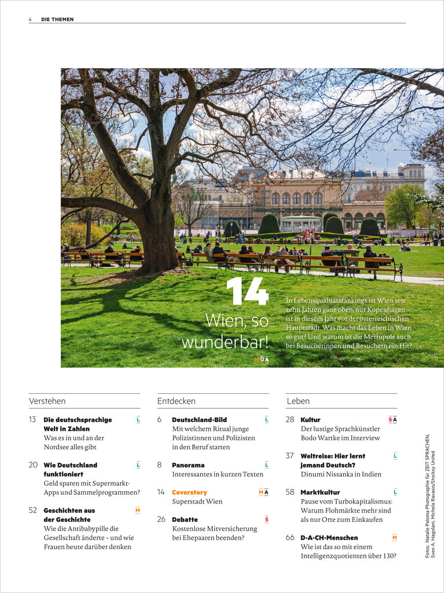 Szene im Park mit altem Baum, sonnigem Himmel, vielen Menschen auf der Wiese, Spaziergängern und historischer Gebäudefassade im Hintergrund. Darunter eine Inhaltsübersicht zum Magazin Deutsch perfekt 7/2026 und der Titelartikel über Wien. Layout modern und klar gegliedert.