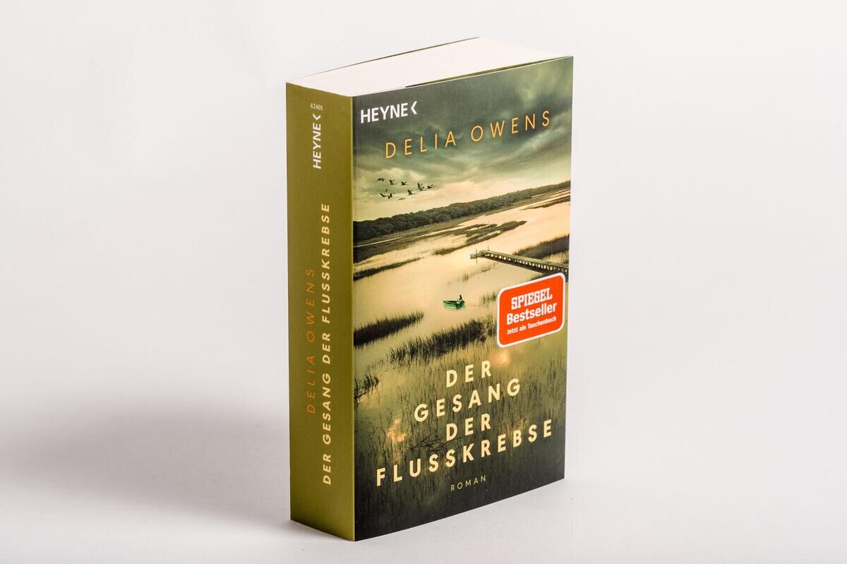 Bild von Delia Owens' Buch 'Der Gesang der Flusskrebse', veröffentlicht vom Heyne Verlag. Der Buchumschlag zeigt eine Küstenlandschaft und trägt das 'Spiegel Bestseller'-Siegel.