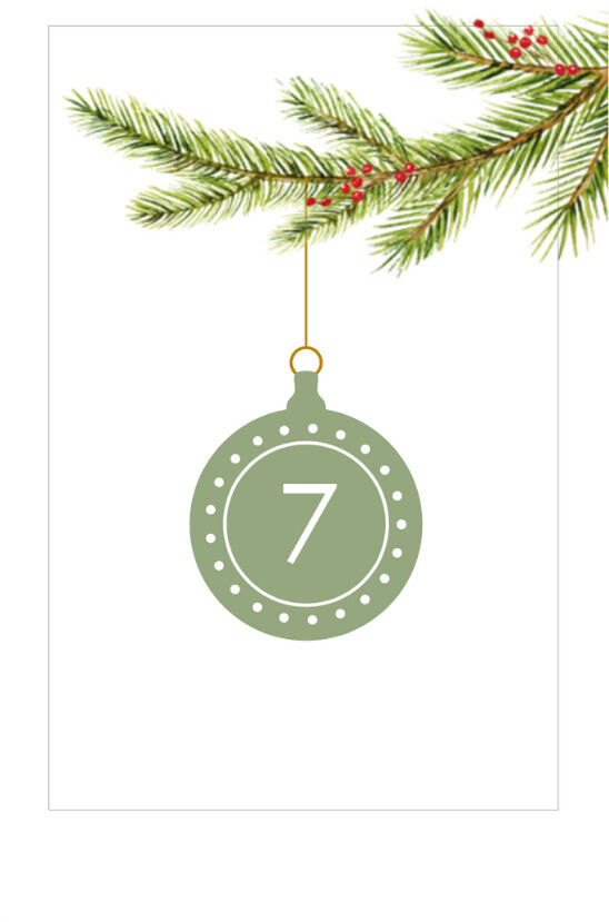 Ein Adventskalender-Bild mit einem grün dekorierten Weihnachtsornament, auf dem die Zahl 7 steht, hängend an einem Tannenzweig mit Nadeln und roten Beeren, vor einem weißen Hintergrund.