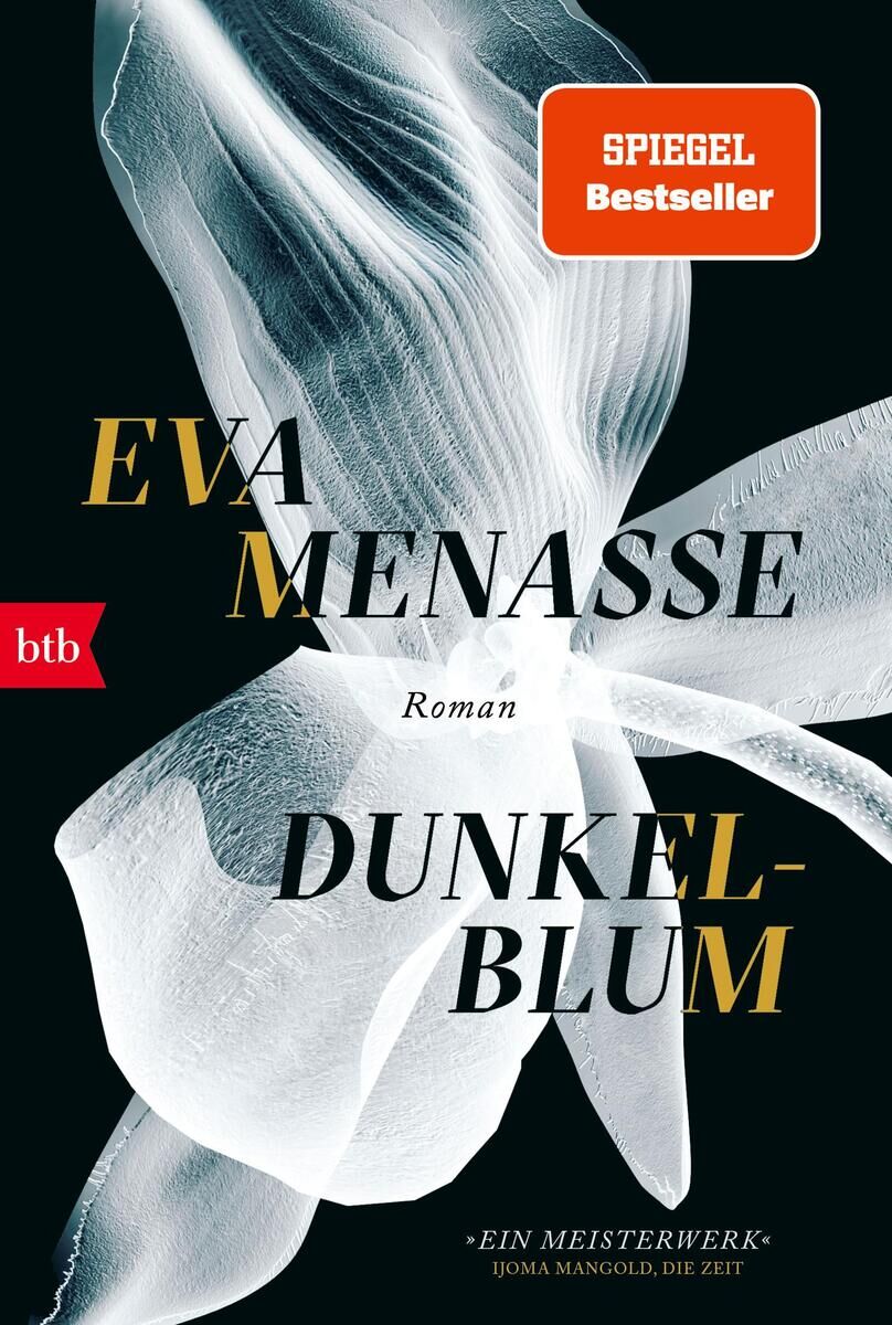 Das Bild zeigt das Buchcover von 'Dunkelblum' von Eva Menasse. Der Hintergrund ist schwarz und zeigt eine weiße, stilisierte Blume. Oben links ist ein rotes Banner mit der Aufschrift 'Spiegel Bestseller' zu sehen. Der Titel des Buches ist in großen goldenen und weißen Buchstaben geschrieben, genauso wie der Name der Autorin. Unten links ist das Logo des btb Verlags.