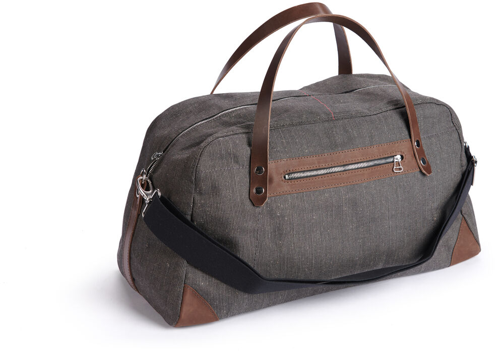 Stilvolle Weekender-Tasche aus grauem Segeltuch mit braunen Lederakzenten und einem schwarzen Schulterriemen.