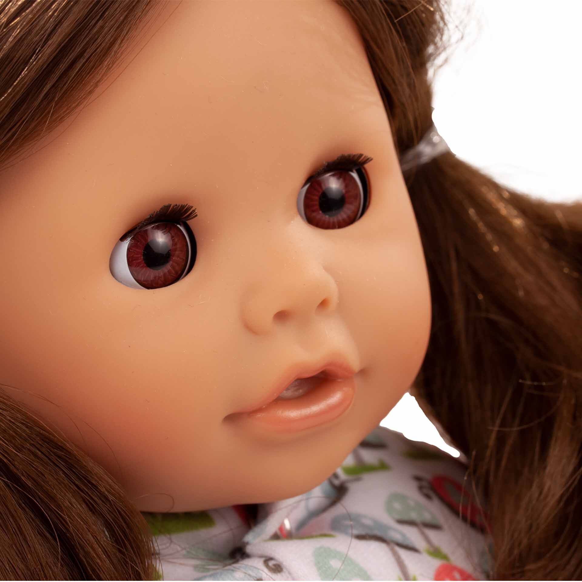 Nahaufnahme einer Badepuppe namens »Cosy Aquini Glückspilz« mit weichem Gesichtsausdruck und langen braunen Haaren, bekleidet mit einem gemusterten Oberteil. Die Puppe eignet sich als Spielzeug für Kinder und ist speziell für Rollenspiele und Wasserspaß konzipiert.