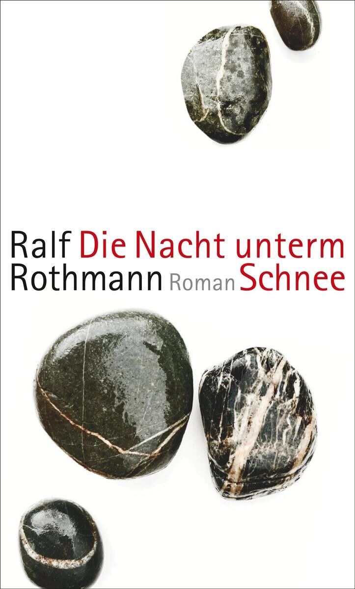 Das Bild zeigt das Buchcover von 'Ralf Rothmann: Nacht unterm Schnee'. Das Coverdesign ist minimalistisch mit schwarzen und grauen Steinen auf einem weißen Hintergrund. Der Titel des Buches 'Die Nacht unterm Schnee' und der Name des Autors 'Ralf Rothmann' sind in schwarzer und roter Schrift geschrieben, wobei 'Schnee' in Rot hervorgehoben ist.