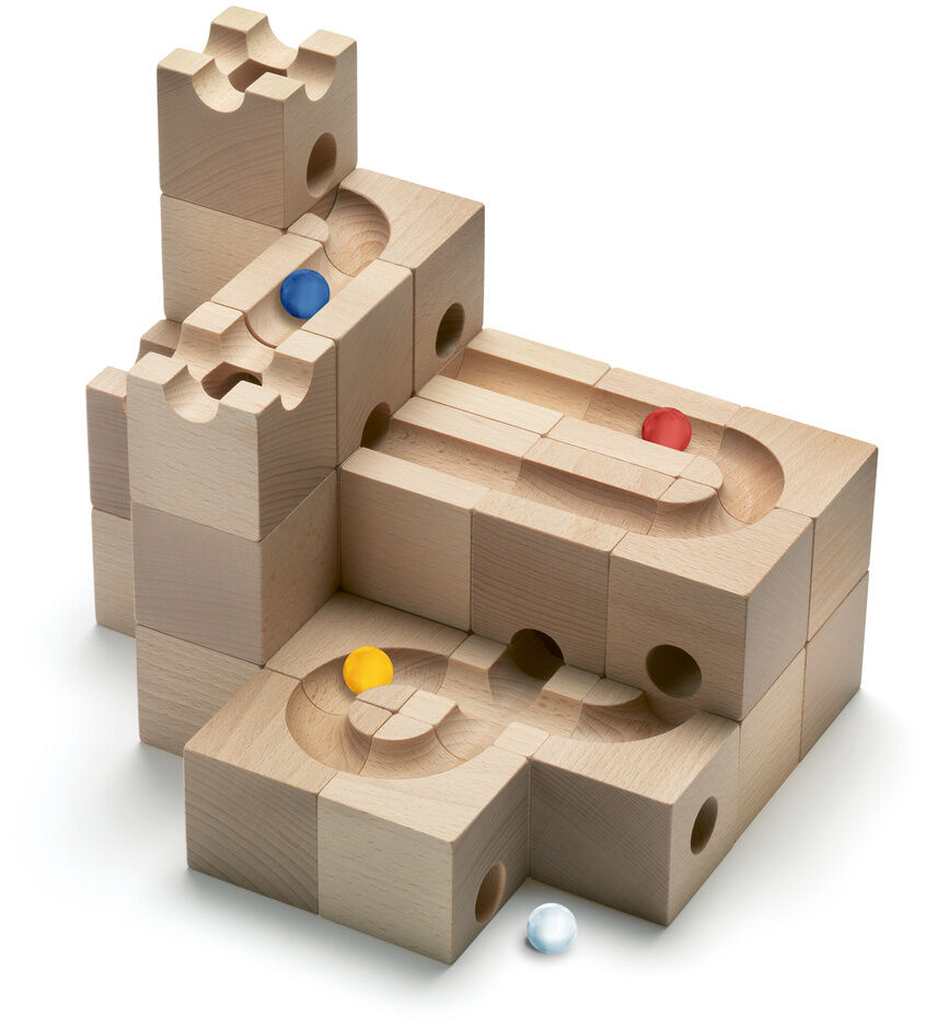 Kugelbahn Starter-Set »STANDARD« aus Holz mit mehreren Bausteinen, die verschiedene Bahnen und Wege für die Kugeln schaffen, wird durch bunte Kugeln in Rot, Blau, Gelb und Weiß ergänzt.