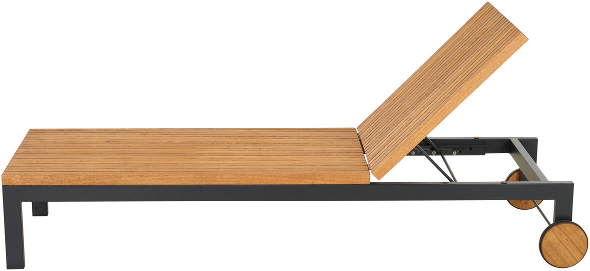 Das Bild zeigt eine Rollliege aus Holz und schwarz lackiertem Metall. Die Liege ist ergonomisch gestaltet und verfügt über ein anpassbares Kopfteil. Sie steht auf zwei Holzrädern und ist für den Einsatz im Garten oder auf der Terrasse geeignet.