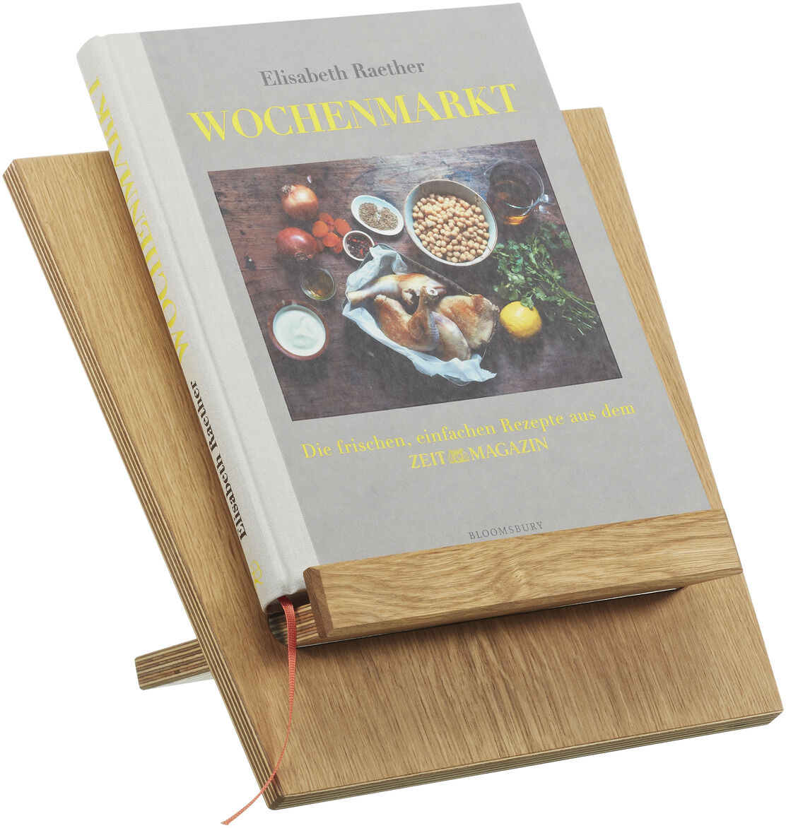 Ein aus Holz gefertigter Buchständer, auf dem ein großes Kochbuch mit dem Titel 'Wochenmarkt' geöffnet ist. Der Buchständer hat eine natürliche Holzmaserung und eine einfache, funktionale Form. Das Buch zeigt ein Rezept mit Bildern von Zutaten.