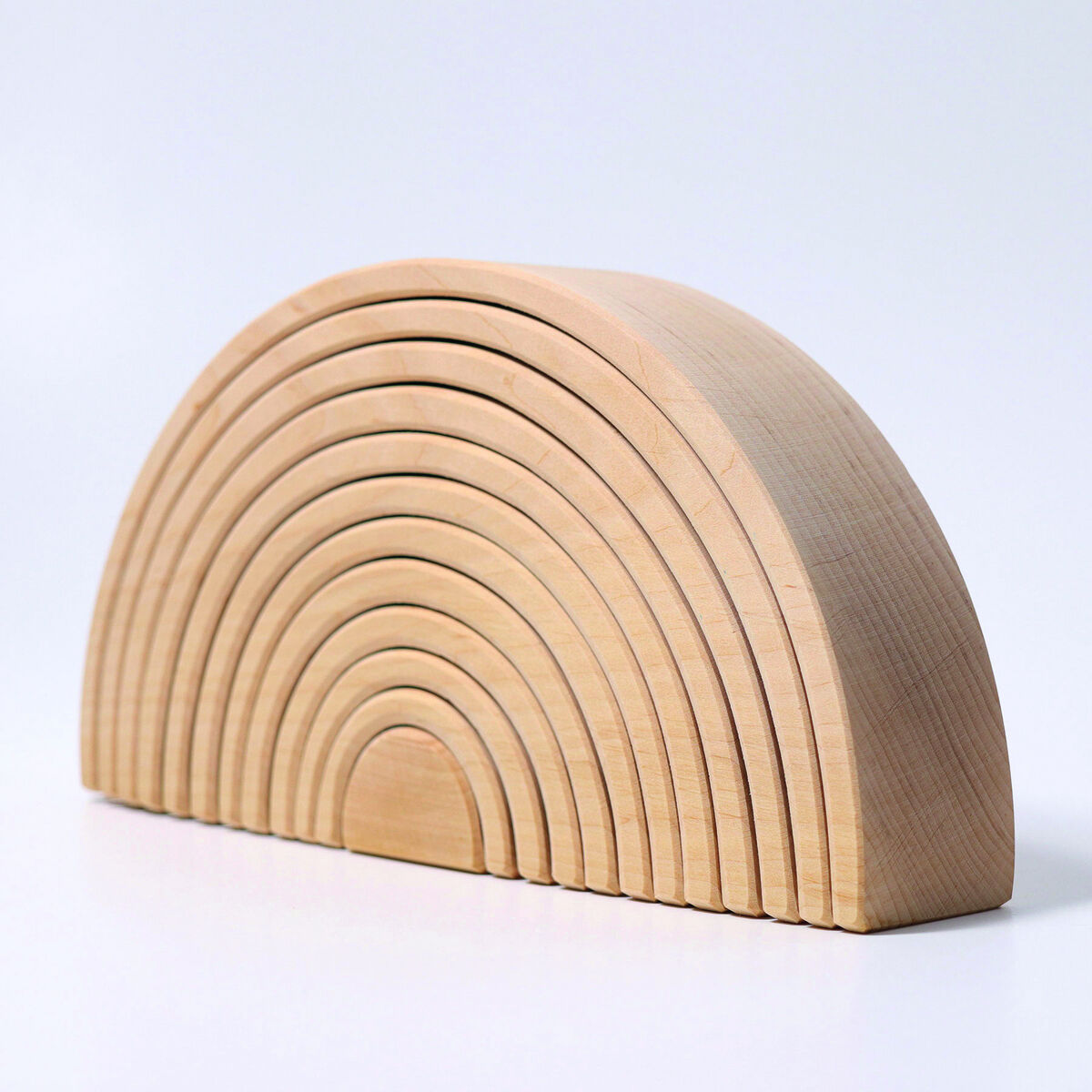 Holzspielzeug in Form eines Regenbogens aus mehreren ineinander passenden, naturfarbenen Holzbausteinen. Eignet sich für Kinder als pädagogisches und kreatives Spielzeug.