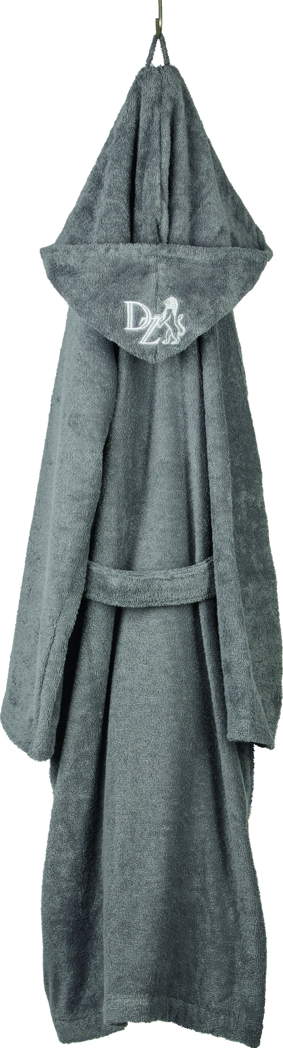 Ein grauer Bademantel aus Handtuchstoff mit Kapuze, der an einem Haken hängt. Der Mantel ist lang und hat eine komfortable, weiche Struktur. Auf der Rückseite der Kapuze ist ein kleines Logo eingestickt.