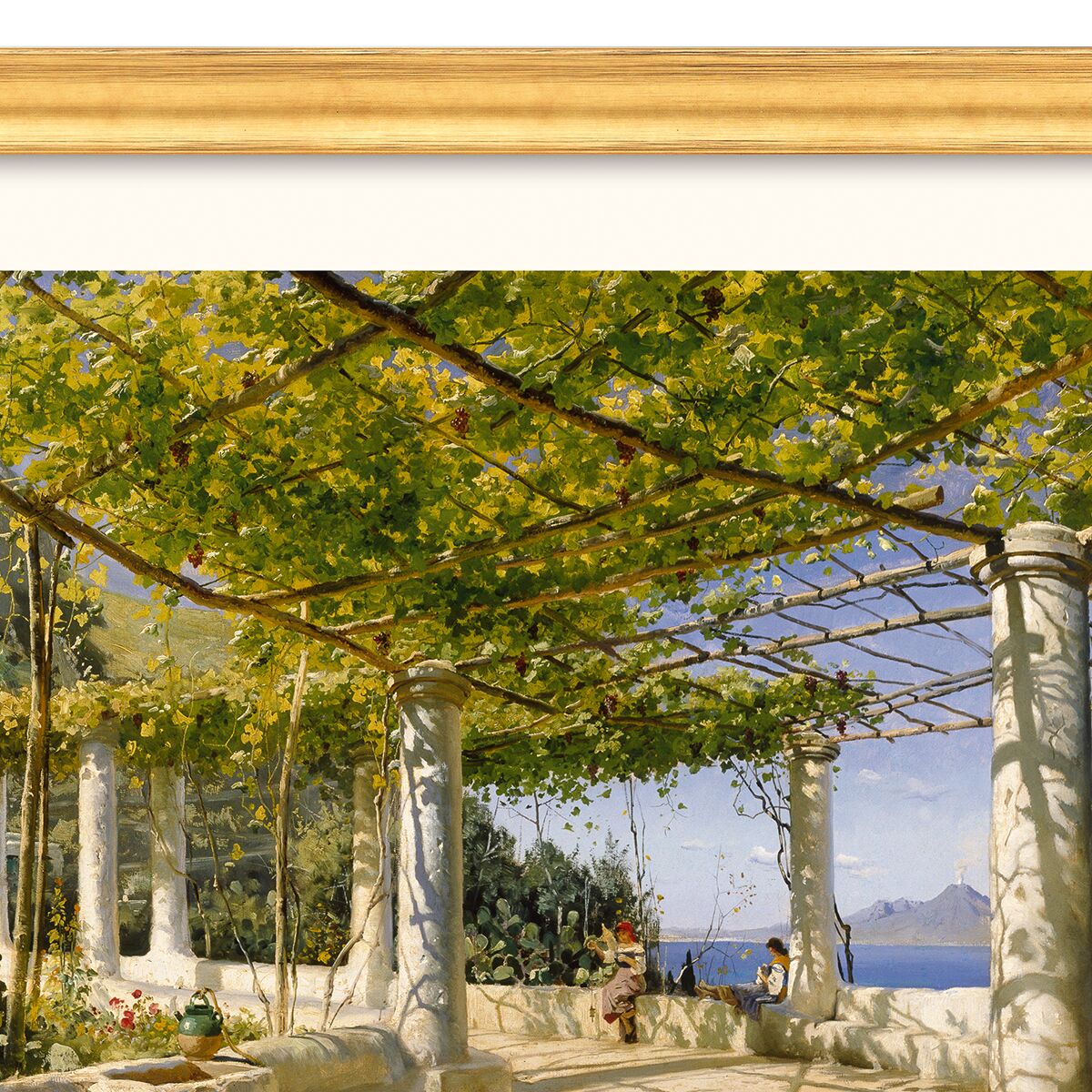 Das gerahmte Gemälde „Pergola auf Capri mit Blick auf den Vesuv“ von Peder Mork Mönsted (1889) zeigt eine mediterrane Pergola mit üppigem Grün im Vordergrund, darunter eine steinerne Bank und bunte Pflanzen. Dahinter erstreckt sich die atemberaubende Aussicht über das blaue Meer und den rauchenden Vesuv unter einem weiten, wolkigen Himmel.