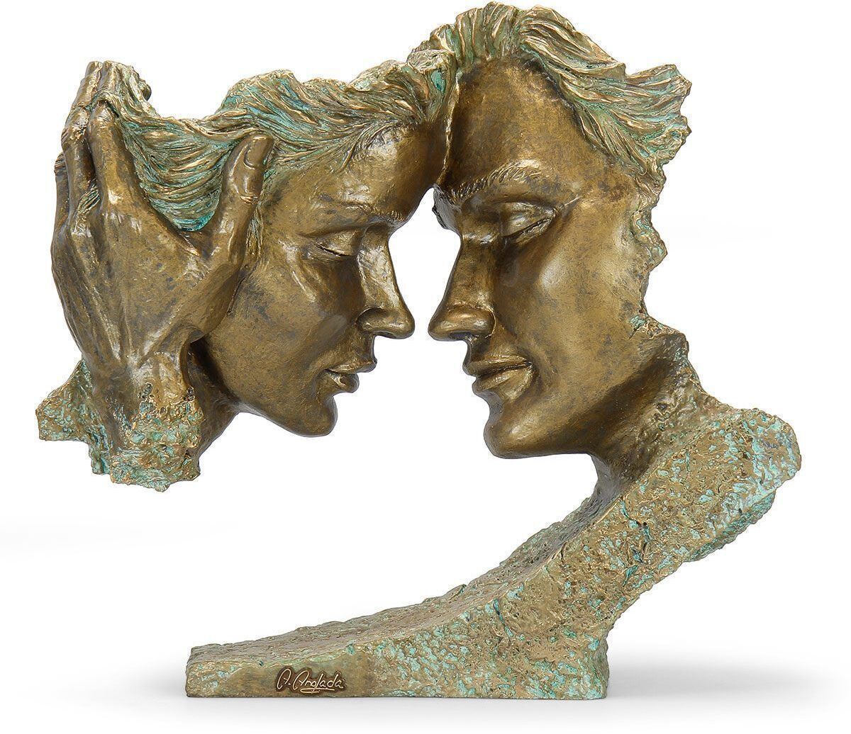 Ein Kunstwerk von Anglada namens 'Pretext'. Die bronze Skulptur zeigt zwei Gesichter, die sich innig aneinander lehnen und eine liebevolle Geste ausdrücken. Die Details und die handwerkliche Präzision sind besonders. Eine Seite der Skulptur scheint in Grün zu oxidieren.