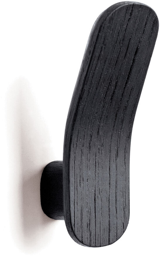 Ein Kleiderhaken aus Eichenholz, lackiert in Schwarz, montiert an einer weißen Wand. Der Haken hat ein minimalistisches Design und ist leicht gebogen.