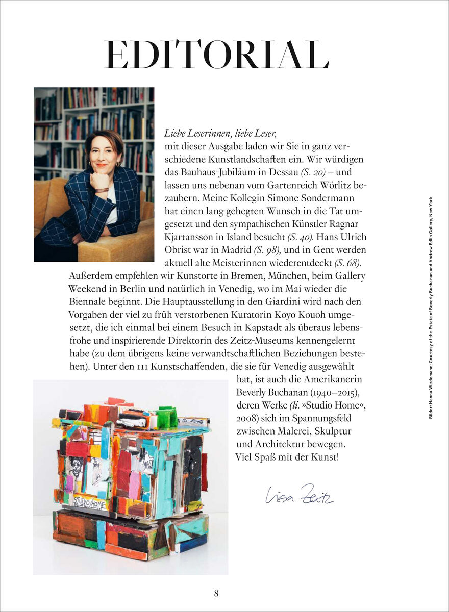 Das Editorial der WELTKUNST zeigt oben eine Frau vor einem Bücherregal, sitzend auf einem Sessel. Im unteren Bereich befindet sich ein buntes, modernes Kunstwerk. Rechts daneben steht ein Einführungstext mit Unterschrift. Der Hintergrund ist weiß, das Layout klar strukturiert.