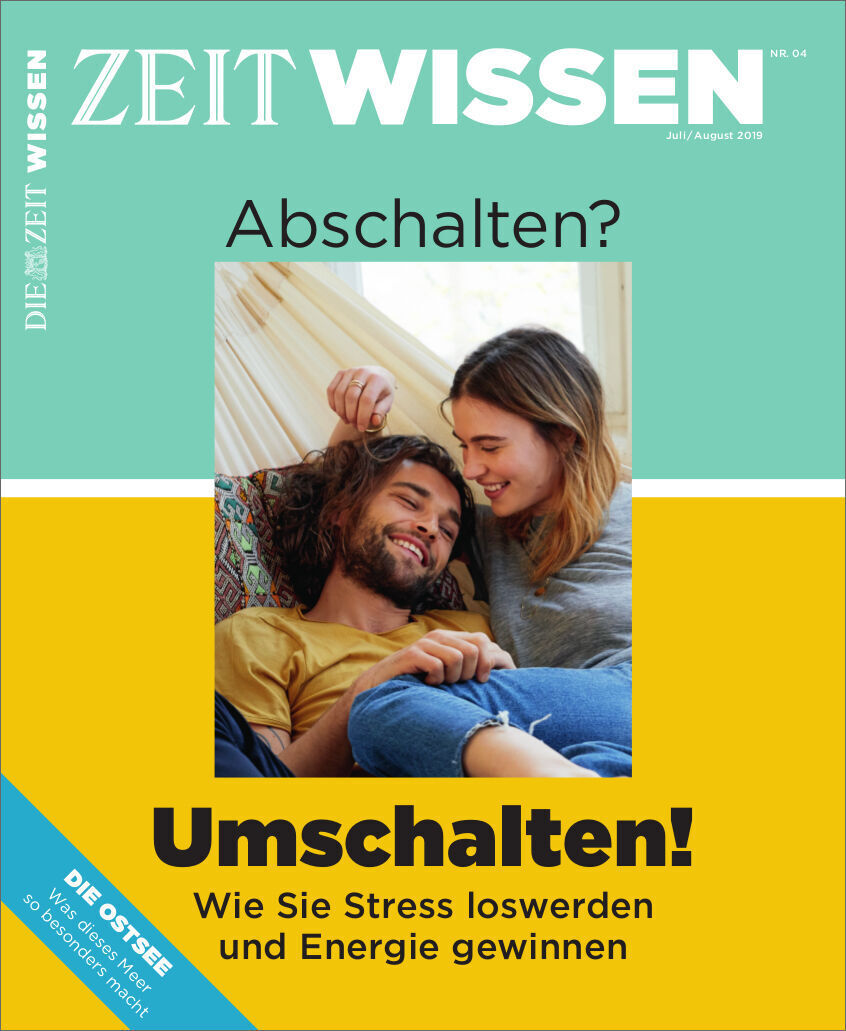 Das Titelbild des Magazins ZEIT WISSEN 4/19 mit dem Thema ‚Umschalten!‘ zeigt ein entspanntes Paar auf einer Couch. Das Cover ist hauptsächlich gelb und blau mit Text in Schwarz und Weiß.