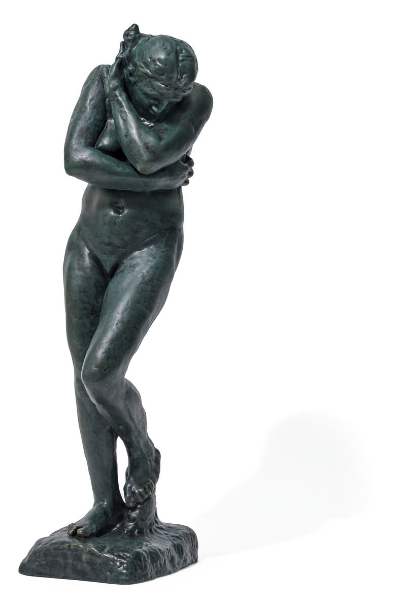 Die Abbildung zeigt die Skulptur "Eva" von Auguste Rodin als kunstvoll gefertigte Reduktion im Kunstguss, in bronzefarbener Optik. Die Figur steht auf einem dunklen Sockel, wirkt realistisch modelliert mit glatten und rauen Strukturen und setzt Lichtreflexe elegant in Szene.