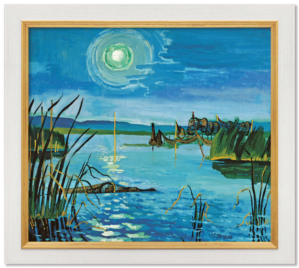 Gemälde von Max Pechstein, das eine ruhige Landschaft mit einem See darstellt. Im Vordergrund befinden sich Pflanzen und Fischernetze im Wasser, während im Hintergrund Bäume und ein weiterer Netzaufbau zu sehen sind. Kräftige Blautöne dominieren, begleitet von grünen und gelben Akzenten und einem leuchtenden Mond am Himmel.