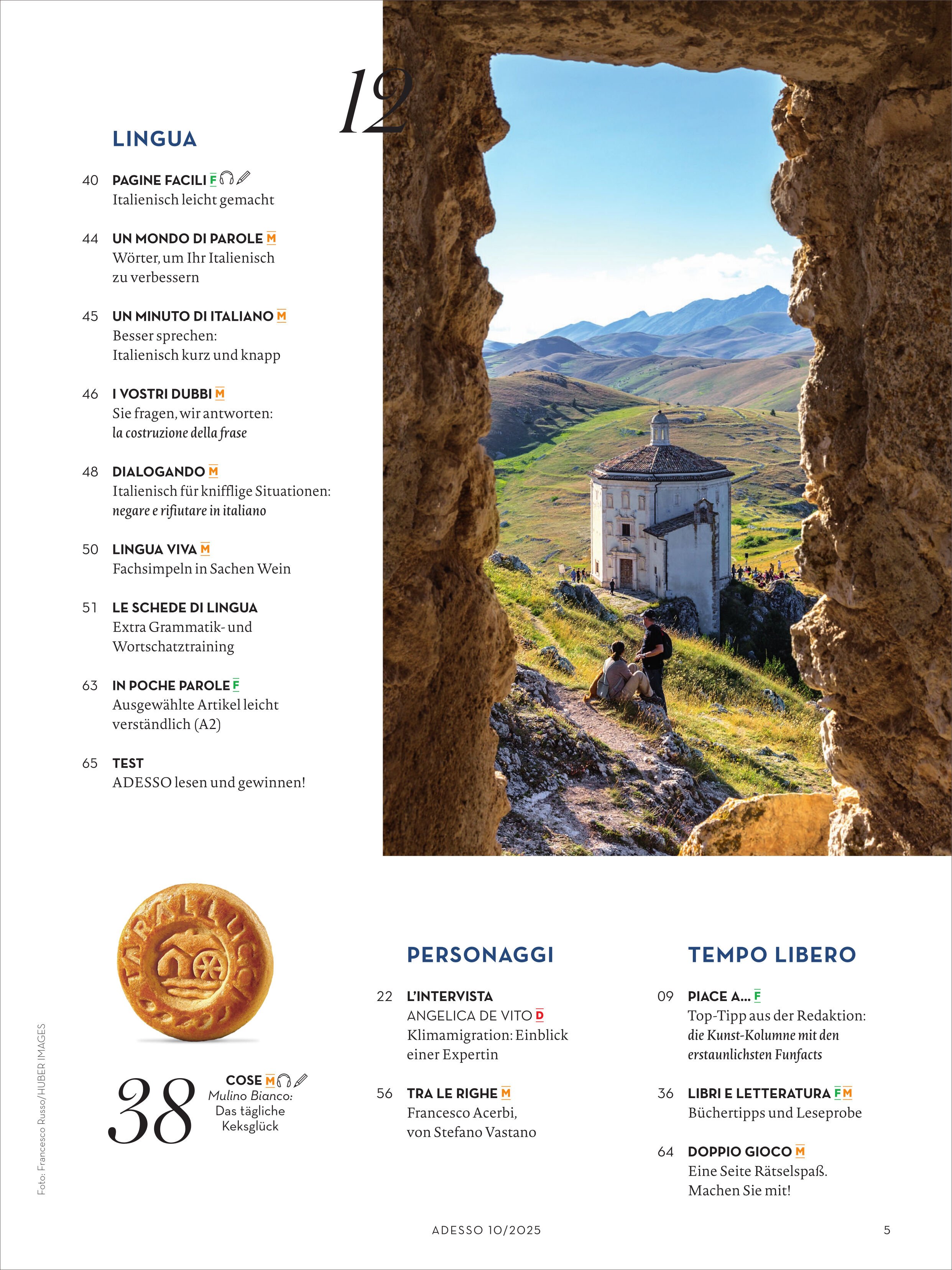 Das Titelbild des Adesso Magazins 10/2025 zeigt eine pittoreske Ansicht auf eine italienische Berglandschaft mit einer historischen Kirche, eingefasst von einem antiken Steintor. Im Hintergrund erstrecken sich grüne Berge und ein blauer Himmel. Der Fokus liegt auf Natur, Architektur und italienischem Ambiente.