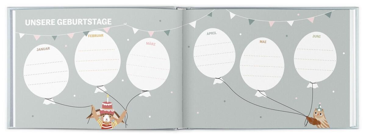 Eine aufgeschlagene Seite eines Buches mit dem Titel 'Unsere Geburtstage'. Es enthält Illustrationen von Eulen, Luftballons und Wimpelketten. Die Farben sind hauptsächlich Grau, Weiß, Rot, Braun und Schwarz.