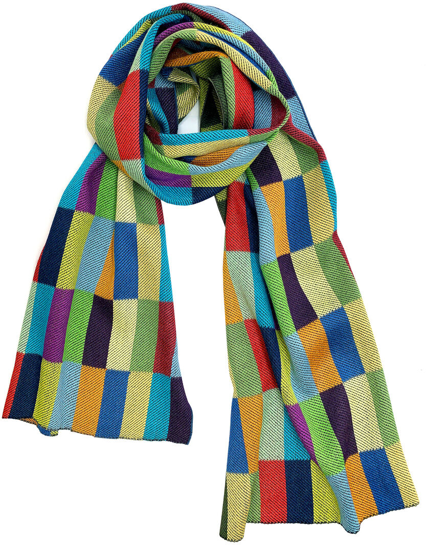 Der Seidenschal Bunt von Ulrike Isensee zeigt ein lebendiges Muster aus vielen rechteckigen Farbflächen in Blau, Rot, Grün, Gelb, Orange, Lila, Türkis und Schwarz. Der Schal hat eine leichte, feine Struktur und eignet sich als modisches Accessoire für Damen und Herren.