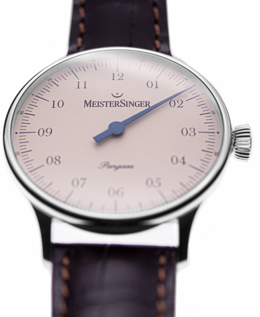 Elegante ZEIT-Sonderedition »Pangaea« Armbanduhr von MeisterSinger mit silbernem Gehäuse, weißem Zifferblatt, blauen Zeigern und braunem Lederarmband.