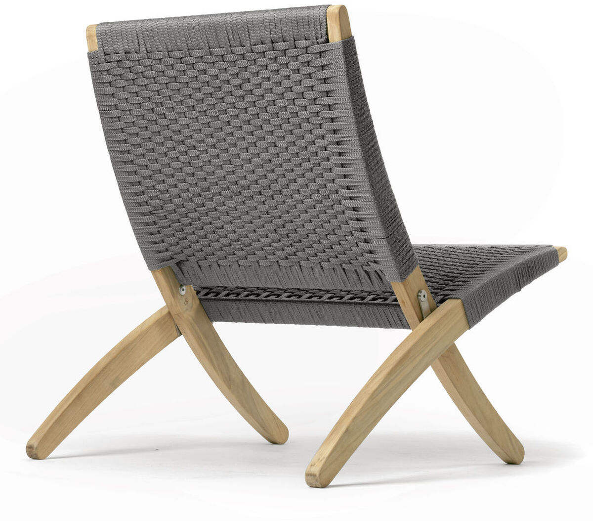 Bild eines MG501 Cuba Chair Outdoor. Der Stuhl zeigt ein modernes Design mit grauem Geflecht und einem Holzrahmen. Geeignet für den Außenbereich.