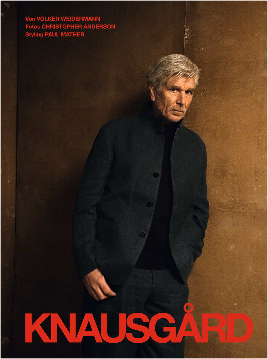Cover des ZEITmagazin MANN 1/25 mit Karl Ove Knausgård in einem dunklen Anzug vor einem braunen Hintergrund. Der Titel 'KNAUSGÅRD' in roter Schrift ist unten abgebildet.