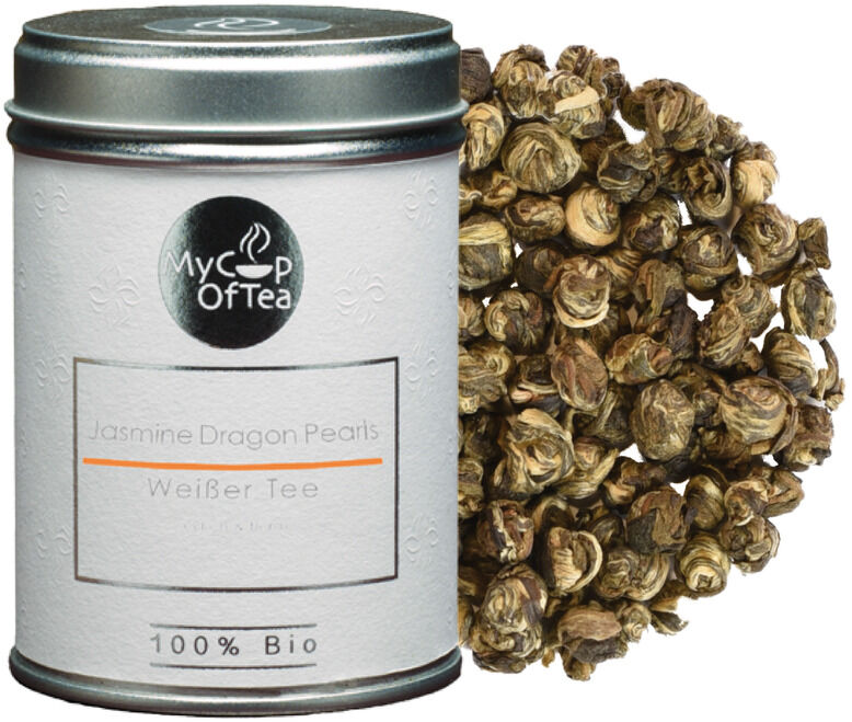 Dose mit Jasmine Dragon Pearls Weißtee in einer silbernen, runden Verpackung. Daneben liegen lose Teeperlen nebeneinander.