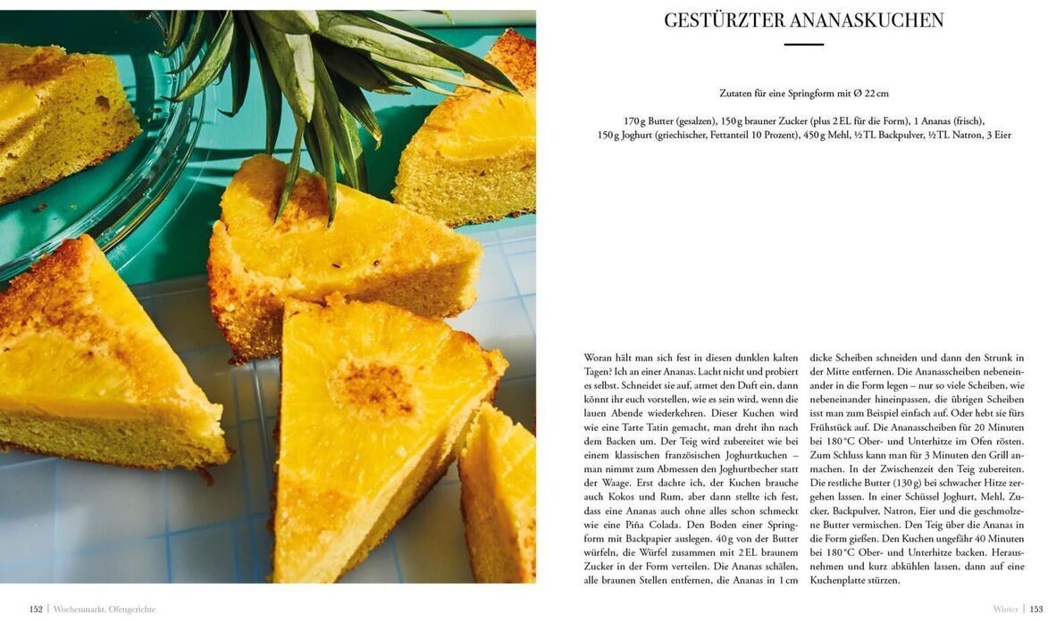 Aufgeschlagenes Kochbuch mit Foto von goldgelbem, gestürztem Ananaskuchen in Stücken auf glasgrüner Platte. Rechts Rezeptseite mit Titel 'Gestürzter Ananaskuchen' und ausführlicher Rezeptbeschreibung. Heller, moderner Stil, appetitliche Präsentation.